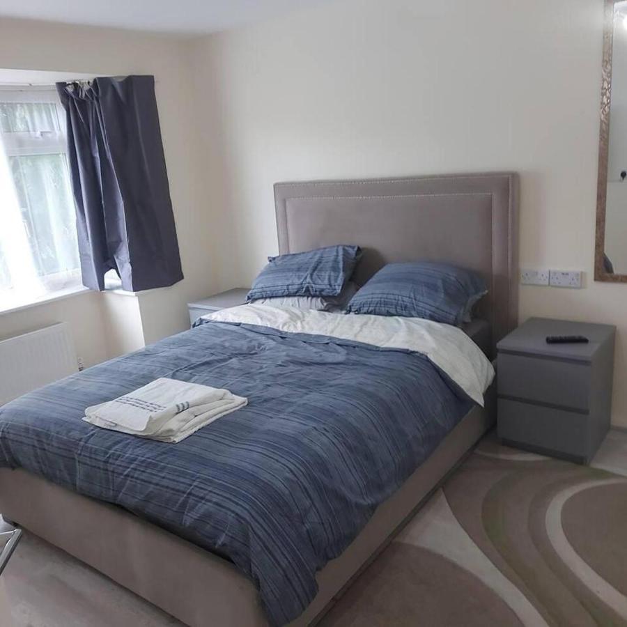 Lovely & Beautiful 2 Bed-Apartment In บอร์แรมวูด ภายนอก รูปภาพ
