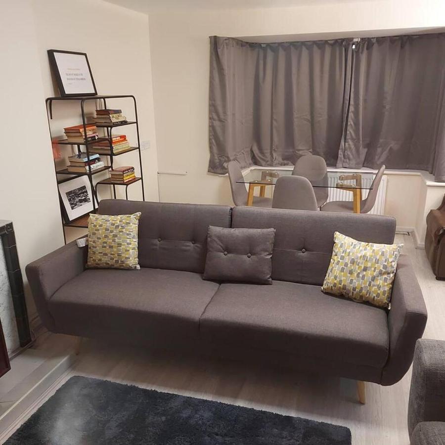 Lovely & Beautiful 2 Bed-Apartment In บอร์แรมวูด ภายนอก รูปภาพ
