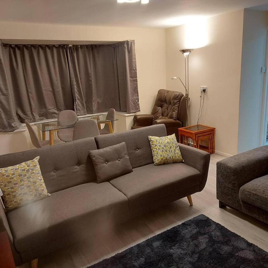 Lovely & Beautiful 2 Bed-Apartment In บอร์แรมวูด ภายนอก รูปภาพ